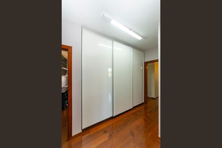 Casa à venda com 516m², 4 quartos e 4 vagas Casa à venda com 516m², 4 quartos e 4 vagasCorredor