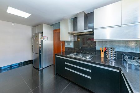 Casa à venda com 516m², 4 quartos e 4 vagas Casa à venda com 516m², 4 quartos e 4 vagasCozinha