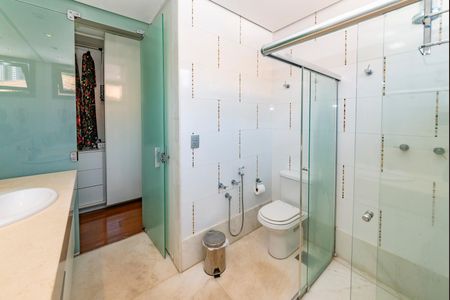 Casa à venda com 516m², 4 quartos e 4 vagas Casa à venda com 516m², 4 quartos e 4 vagasBanheiro da Suíte 1