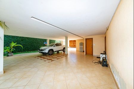 Casa à venda com 516m², 4 quartos e 4 vagas Casa à venda com 516m², 4 quartos e 4 vagasGaragem
