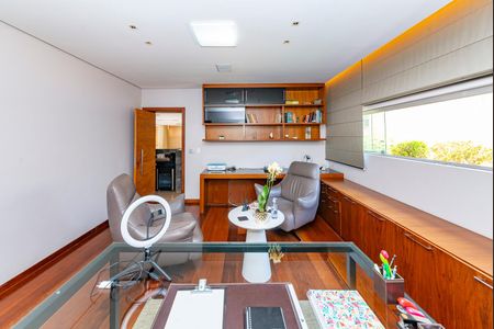 Casa à venda com 516m², 4 quartos e 4 vagas Casa à venda com 516m², 4 quartos e 4 vagasSala 2