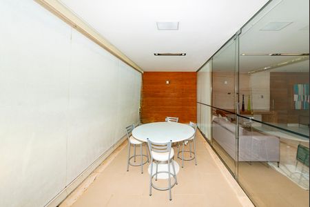 Casa à venda com 516m², 4 quartos e 4 vagas Casa à venda com 516m², 4 quartos e 4 vagasVaranda