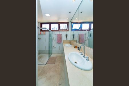 Casa à venda com 516m², 4 quartos e 4 vagas Casa à venda com 516m², 4 quartos e 4 vagasBanheiro da Suíte 1