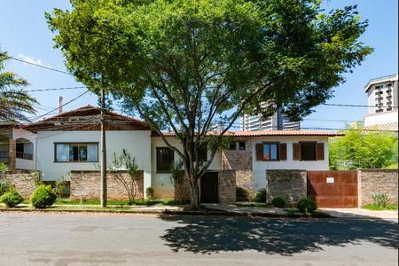 Casa à venda com 516m², 4 quartos e 4 vagas Casa à venda com 516m², 4 quartos e 4 vagasFachada