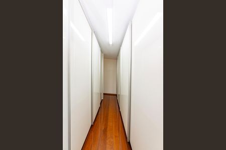 Casa à venda com 516m², 4 quartos e 4 vagas Casa à venda com 516m², 4 quartos e 4 vagasCloset da suíte 1