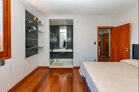 Casa à venda com 516m², 4 quartos e 4 vagas Casa à venda com 516m², 4 quartos e 4 vagasSuíte 2