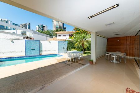 Casa à venda com 516m², 4 quartos e 4 vagas Casa à venda com 516m², 4 quartos e 4 vagasVaranda