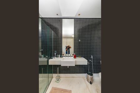 Casa à venda com 516m², 4 quartos e 4 vagas Casa à venda com 516m², 4 quartos e 4 vagasBanheiro da Suíte 2