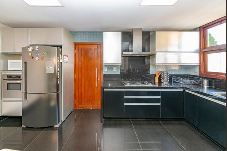 Casa à venda com 516m², 4 quartos e 4 vagas Casa à venda com 516m², 4 quartos e 4 vagasCozinha