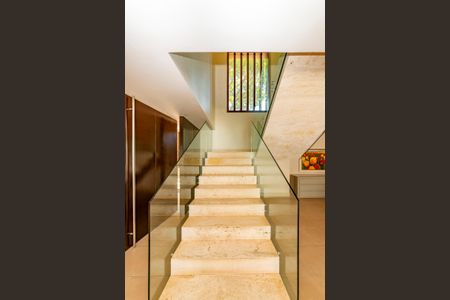 Casa à venda com 516m², 4 quartos e 4 vagas Casa à venda com 516m², 4 quartos e 4 vagasEscada