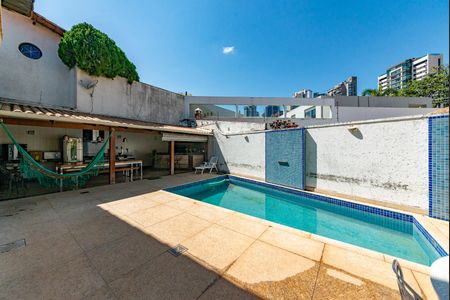 Casa à venda com 516m², 4 quartos e 4 vagas Casa à venda com 516m², 4 quartos e 4 vagasPiscina