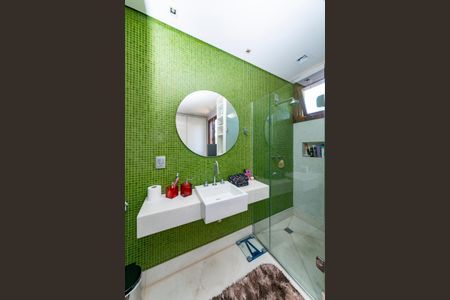 Casa à venda com 516m², 4 quartos e 4 vagas Casa à venda com 516m², 4 quartos e 4 vagasBanheiro da Suíte 3