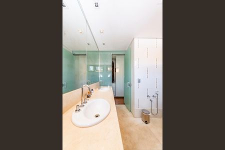 Casa à venda com 516m², 4 quartos e 4 vagas Casa à venda com 516m², 4 quartos e 4 vagasBanheiro da Suíte 1