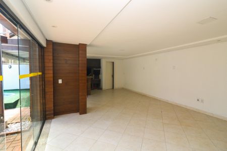 Casa à venda com 347m², 4 quartos e 6 vagas Casa à venda com 347m², 4 quartos e 6 vagasVaranda