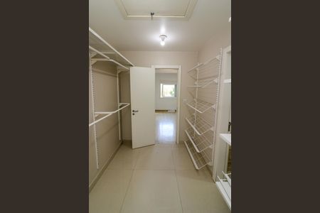 Casa à venda com 347m², 4 quartos e 6 vagas Casa à venda com 347m², 4 quartos e 6 vagasCloset da suíte