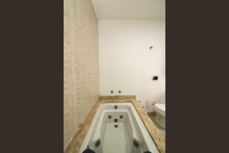 Casa à venda com 347m², 4 quartos e 6 vagas Casa à venda com 347m², 4 quartos e 6 vagasBanheiro da Suíte