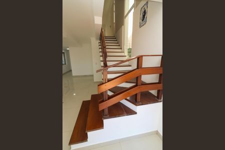 Casa à venda com 347m², 4 quartos e 6 vagas Casa à venda com 347m², 4 quartos e 6 vagasEscada