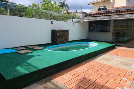 Casa à venda com 347m², 4 quartos e 6 vagas Casa à venda com 347m², 4 quartos e 6 vagasPiscina