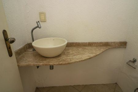 Casa à venda com 347m², 4 quartos e 6 vagas Casa à venda com 347m², 4 quartos e 6 vagasLavabo 2