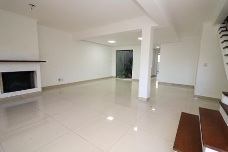 Casa à venda com 347m², 4 quartos e 6 vagas Casa à venda com 347m², 4 quartos e 6 vagasSala