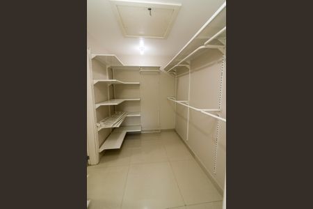 Casa à venda com 347m², 4 quartos e 6 vagas Casa à venda com 347m², 4 quartos e 6 vagasCloset da suíte