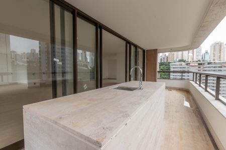 Apartamento à venda com 377m², 4 quartos e 5 vagas Apartamento à venda com 377m², 4 quartos e 5 vagasVaranda