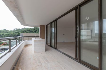 Apartamento à venda com 377m², 4 quartos e 5 vagas Apartamento à venda com 377m², 4 quartos e 5 vagasVaranda