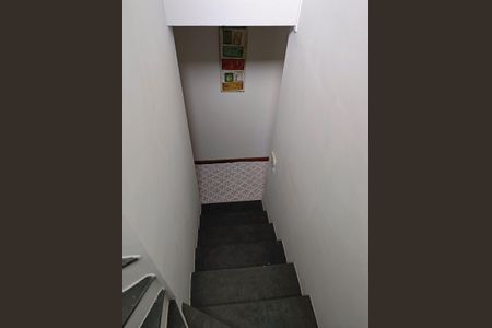 Casa à venda com 170m², 3 quartos e 2 vagas Casa à venda com 170m², 3 quartos e 2 vagasEscada