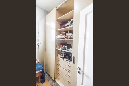 Casa de condomínio para alugar com 420m², 1 quarto e 4 vagas Casa de condomínio para alugar com 420m², 1 quarto e 4 vagasCloset da suíte 1