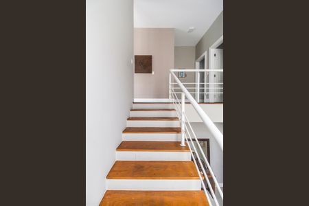 Casa de condomínio para alugar com 420m², 1 quarto e 4 vagas Casa de condomínio para alugar com 420m², 1 quarto e 4 vagasEscada