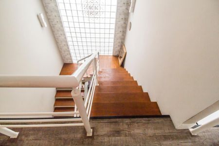 Casa de condomínio para alugar com 420m², 1 quarto e 4 vagas Casa de condomínio para alugar com 420m², 1 quarto e 4 vagasEscada