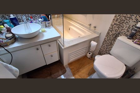 Apartamento à venda com 240m², 3 quartos e 3 vagas Apartamento à venda com 240m², 3 quartos e 3 vagasBanheiro Suíte 2