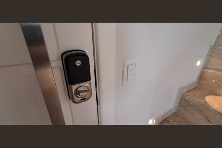 Apartamento à venda com 240m², 3 quartos e 3 vagas Apartamento à venda com 240m², 3 quartos e 3 vagasFechadura