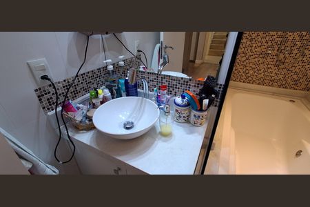 Apartamento à venda com 240m², 3 quartos e 3 vagas Apartamento à venda com 240m², 3 quartos e 3 vagasBanheiro Suíte 2