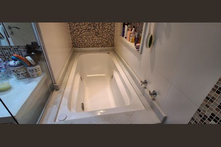 Apartamento à venda com 240m², 3 quartos e 3 vagas Apartamento à venda com 240m², 3 quartos e 3 vagasBanheiro Suíte 2