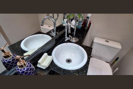 Apartamento à venda com 240m², 3 quartos e 3 vagas Apartamento à venda com 240m², 3 quartos e 3 vagasBanheiro cobertura