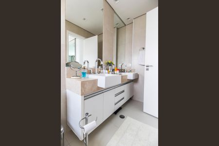 Apartamento à venda com 138m², 3 quartos e 3 vagas Apartamento à venda com 138m², 3 quartos e 3 vagasBanheiro da Suíte 1