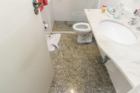 Casa à venda com 430m², 5 quartos e 8 vagas Casa à venda com 430m², 5 quartos e 8 vagasBanheiro de Serviço 2