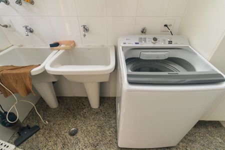 Casa à venda com 430m², 5 quartos e 8 vagas Casa à venda com 430m², 5 quartos e 8 vagasLavanderia