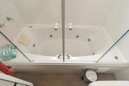 Casa à venda com 430m², 5 quartos e 8 vagas Casa à venda com 430m², 5 quartos e 8 vagasBanheiro 2