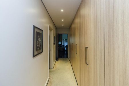 Casa à venda com 430m², 5 quartos e 8 vagas Casa à venda com 430m², 5 quartos e 8 vagasCorredor