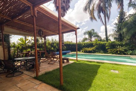 Casa à venda com 430m², 5 quartos e 8 vagas Casa à venda com 430m², 5 quartos e 8 vagasPiscina