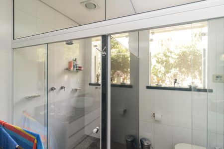 Casa à venda com 430m², 5 quartos e 8 vagas Casa à venda com 430m², 5 quartos e 8 vagasBanheiro 1