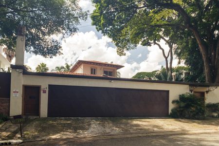 Casa à venda com 430m², 5 quartos e 8 vagas Casa à venda com 430m², 5 quartos e 8 vagasFachada