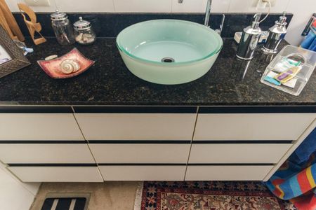 Casa à venda com 430m², 5 quartos e 8 vagas Casa à venda com 430m², 5 quartos e 8 vagasBanheiro 1