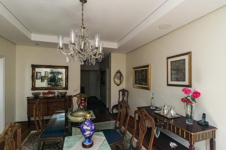 Casa à venda com 430m², 5 quartos e 8 vagas Casa à venda com 430m², 5 quartos e 8 vagasSala de Jantar