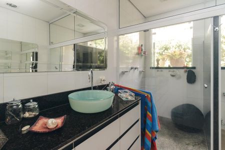 Casa à venda com 430m², 5 quartos e 8 vagas Casa à venda com 430m², 5 quartos e 8 vagasBanheiro 1