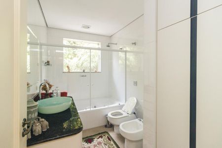 Casa à venda com 430m², 5 quartos e 8 vagas Casa à venda com 430m², 5 quartos e 8 vagasBanheiro 2