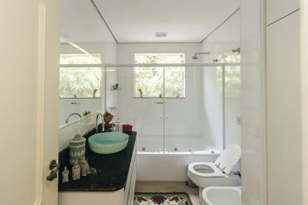 Casa à venda com 430m², 5 quartos e 8 vagas Casa à venda com 430m², 5 quartos e 8 vagasBanheiro 2