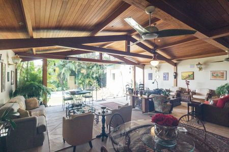 Casa à venda com 430m², 5 quartos e 8 vagas Casa à venda com 430m², 5 quartos e 8 vagasSala - Jardim de Inverno